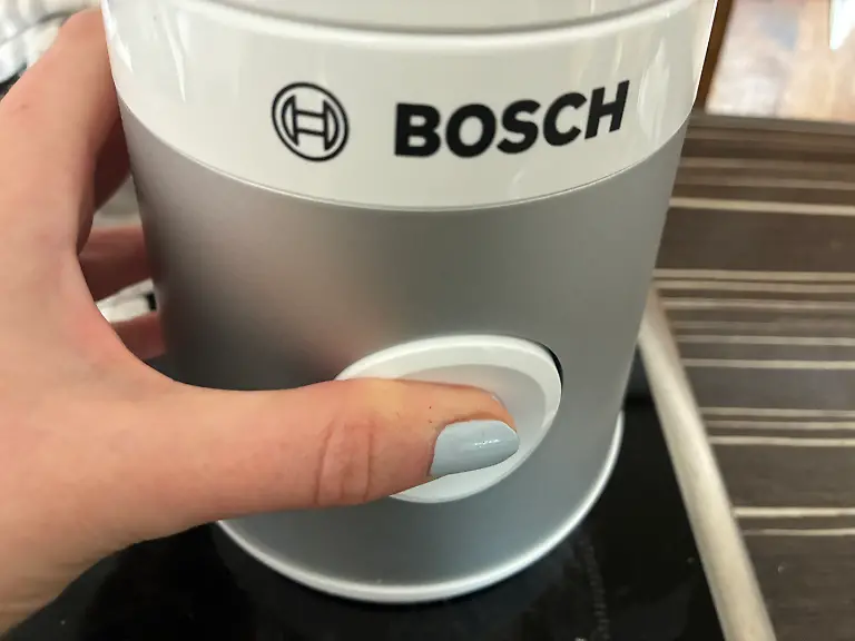 Druckknopf bei  Bosch muss dauerhaft gedrückt werden